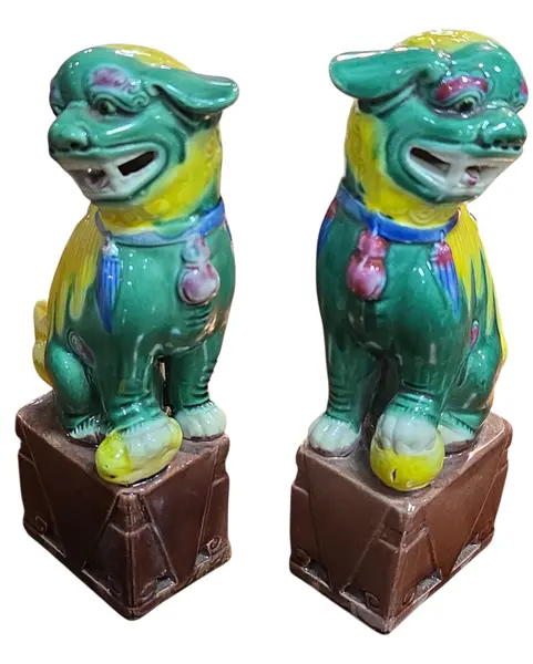 Foto de um(a) Par de Cães de Fó em Cerâmica Policromada Estilo Sancai - Leões Guardiões Chineses, da categoria de Outros colecionáveis. Magnífico par de Cães de Fo (também conhecidos como Leões de Fu ou Leões Guardiões), símbolos milenares de proteção, sorte e... Mostrado de uma perspectiva diferente. Vendido no marketplace Trésors.