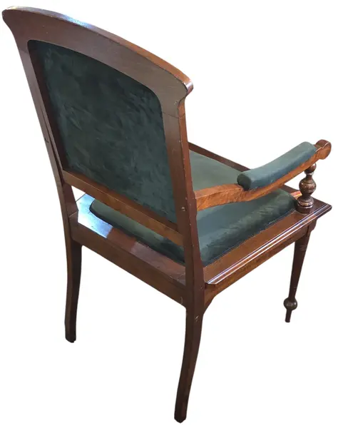 Foto de um(a) Poltrona Antiga em Imbuia Maciça - Estilo Clássico com Estofado Verde Musgo, da categoria de Outras cadeiras . A elegância da imbuia aliada ao conforto de uma peça histórica. Esta poltrona é confeccionada em imbuia maciça, madeira... Mostrado de uma perspectiva diferente. Vendido no marketplace Trésors.