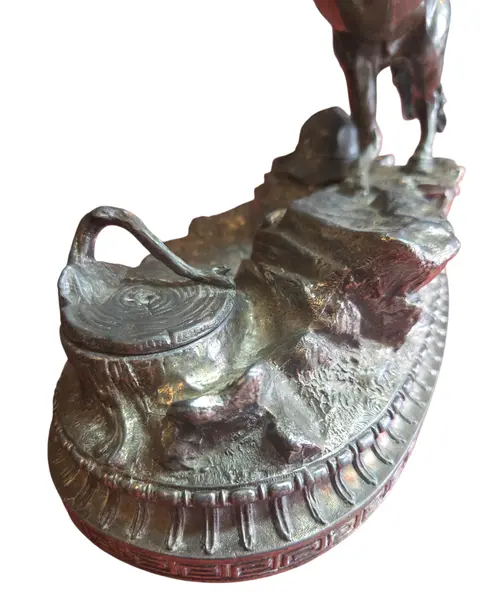 Foto de um(a) Tinteiro de Mesa Monumental: Escultura de Cavalo em Prata 90, da categoria de Escultura. Uma peça rara que une funcionalidade e arte escultural. Este tinteiro de mesa é encimado por uma figura de cavalo... Mostrado de uma perspectiva diferente. Vendido no marketplace Trésors.