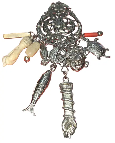 Foto de um(a) Mini Penca de Balangandã em Metal – Amuleto de Proteção e Tradição Brasileira, da categoria de Outros colecionáveis. A Penca de Balangandã é um dos símbolos mais profundos da cultura afro-brasileira, carregada de história e significados.... Vendido no marketplace Trésors.