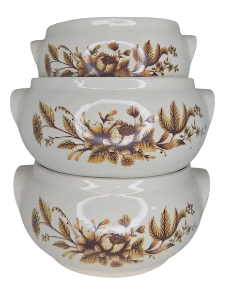 Foto de um(a) Trio de Tigelas Refratárias Nerina Louveira - Floral Outonal Vintage, da categoria de Travessas e tigelas. Conjunto com 03 tigelas/sopeiras individuais em cerâmica refratária de alta resistência, produzidas pela tradicional marca... Mostrado de uma perspectiva diferente. Vendido no marketplace Trésors.