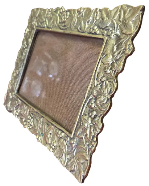 Foto de um(a) Porta Retrato em Bronze - Horizontal, da categoria de Porta retratos. Belíssimo porta-retrato horizontal confeccionado em bronze de alta qualidade. Esta peça apresenta um trabalho de fundição... Mostrado de uma perspectiva diferente. Vendido no marketplace Trésors.