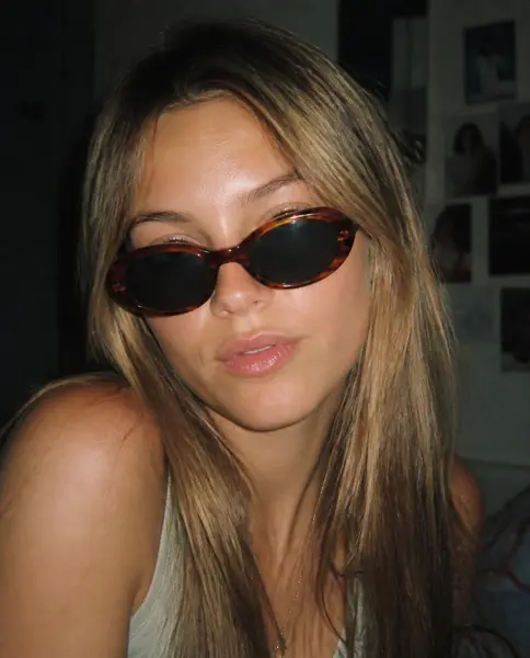 Foto de um(a) Óculos Vintage Marie Claire, da categoria de Óculos. Óculos VINTAGE Marie Claire, armação em acetato na cor marrom avermelhado, semi transparência, lentes escuras pretas. Seu... Mostrado de uma perspectiva diferente. Vendido no marketplace Trésors.