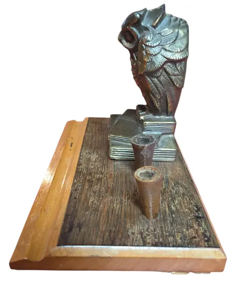 Foto de um(a) Tinteiro Monumental: A Coruja de Bronze, da categoria de Organizadores. Este tinteiro é um objeto de escrita clássico que remete à sofisticação das antigas bibliotecas e salas de estratégia. A... Mostrado de uma perspectiva diferente. Vendido no marketplace Trésors.