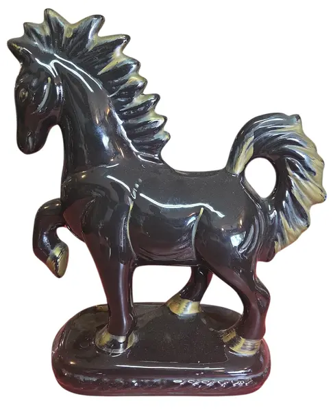 Foto de um(a) Corcel Imperial: Porcelana Vitrificada de Alto Padrão, da categoria de Escultura. Uma peça statement que exala força e mistério. Esta escultura de cavalo é produzida em porcelana de alta densidade. O efeito... Mostrado de uma perspectiva diferente. Vendido no marketplace Trésors.