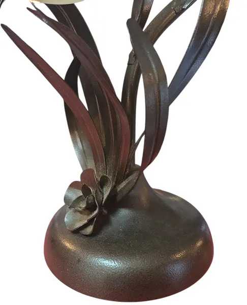 Foto de um(a) Abajur Art Nouveau em Latão Maciço – Elegância Orgânica e Design Atemporal, da categoria de Abajures. Ilumine seu ambiente com a maestria do movimento Art Nouveau. Este abajur em latão polido celebra a harmonia entre a... Mostrado de uma perspectiva diferente. Vendido no marketplace Trésors.