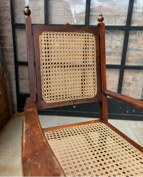 Foto de um(a) Cadeira de Balanço Colonial, da categoria de Bancos. Clássica cadeira de balanço colonial em imbuia e palhinha natural! Excelente estado de conservação!. Mostrado de uma perspectiva diferente. Vendido no marketplace Trésors.