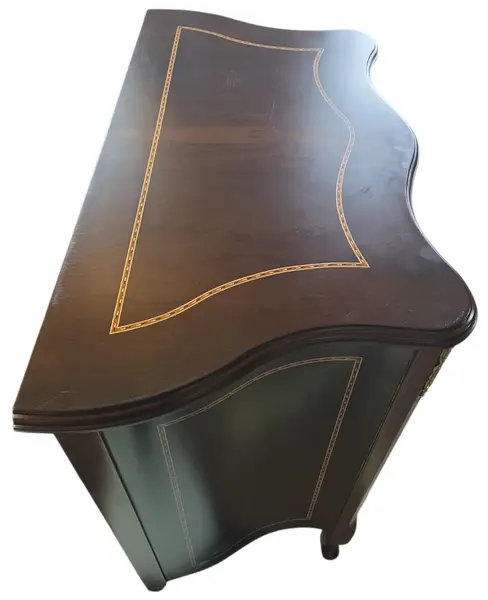 Foto de um(a) Cômoda com Marchetaria e Bronze, da categoria de Cômodas e Sapateira. Elegância Clássica e Sofisticação para o seu AmbienteExclusiva cômoda balcão de apoio em estilo clássico europeu (Bombê),... Mostrado de uma perspectiva diferente. Vendido no marketplace Trésors.