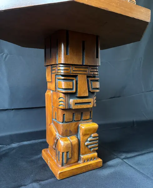 Foto de um(a) Mesa de Xadrez Entalhada, da categoria de Mesas de centro. Antiga mesa de xadrez, base em escultura de totem asteca entalhado em monobloco de carvalho, tampo oitavado com inscrições... Mostrado de uma perspectiva diferente. Vendido no marketplace Trésors.