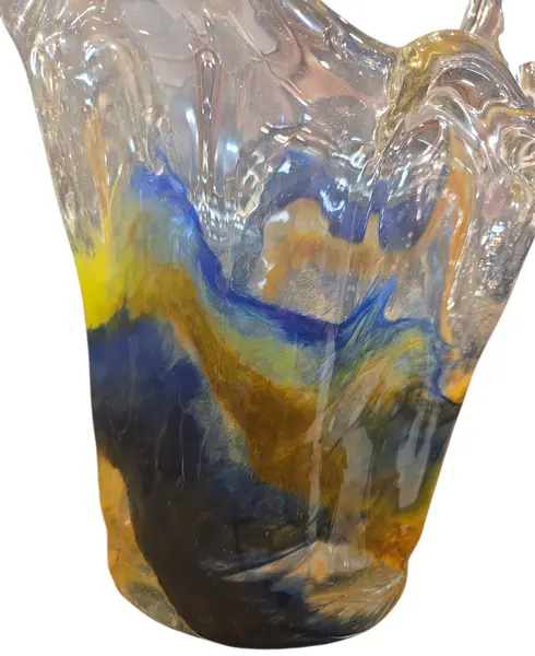 Foto de um(a) Vaso Murano Colorido, da categoria de Vasos. Cada curva deste vaso conta uma história de fogo e sopro. Mostrado de uma perspectiva diferente. Vendido no marketplace Trésors.