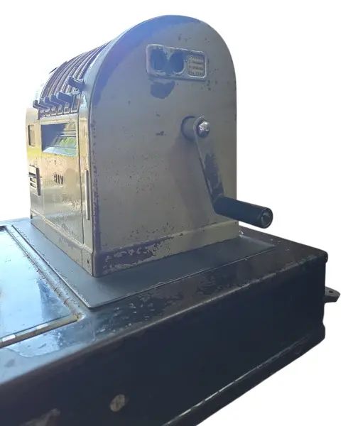 Foto de um(a) Caixa Registradora Antiga RIV – Relíquia Vintage Industrial Decorativa, da categoria de Outros colecionáveis. Adicione um toque autêntico de história ao seu ambiente com esta caixa registradora original da marca RIV. Com seu design... Mostrado de uma perspectiva diferente. Vendido no marketplace Trésors.