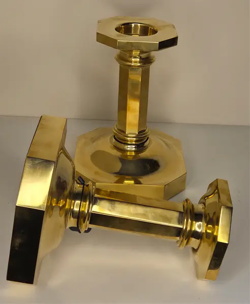 Foto de um(a) Par de Castiçais Dourados, da categoria de Velas e fragrâncias para casa. Ilumine seus momentos especiais com a sofisticação que só o dourado proporciona. Este par de castiçais une um design... Mostrado de uma perspectiva diferente. Vendido no marketplace Trésors.