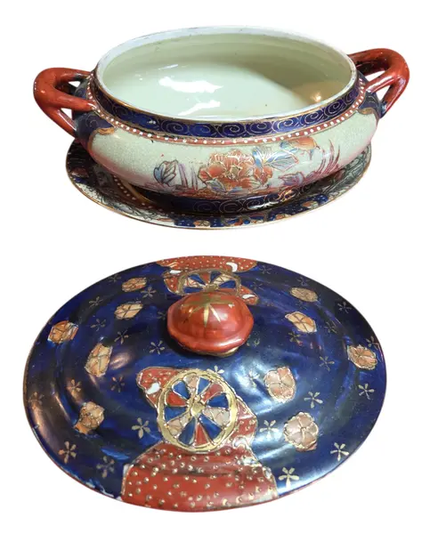 Foto de um(a) Sopeira Antiga com Presentoir em Porcelana Oriental – Satsuma – Detalhes em Ouro, da categoria de Conjuntos de servir. Belíssima sopeira com presentoir (prato de base) em porcelana oriental, uma peça de grande impacto visual e refinamento... Mostrado de uma perspectiva diferente. Vendido no marketplace Trésors.