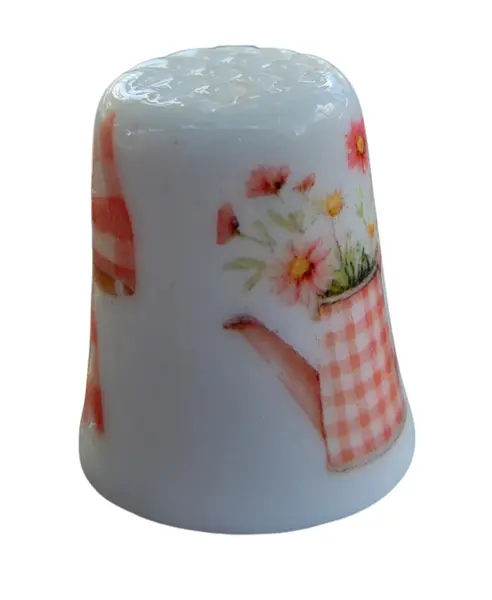 Foto de um(a) Dedal de Coleção em Porcelana – Regador com Flores e Laço, da categoria de Outros colecionáveis. Este delicado dedal em porcelana branca destaca-se pelo seu design romântico e detalhes que remetem ao estilo shabby chic. A... Mostrado de uma perspectiva diferente. Vendido no marketplace Trésors.