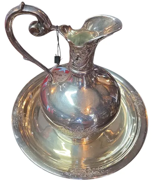 Foto de um(a) Gomil em Prata 90 - Estilo Clássico, da categoria de Acessórios para banheiro. Este magnífico conjunto de gomil e bacia em prata 90 é uma peça decorativa clássica que evoca o requinte das antigas salas... Mostrado de uma perspectiva diferente. Vendido no marketplace Trésors.
