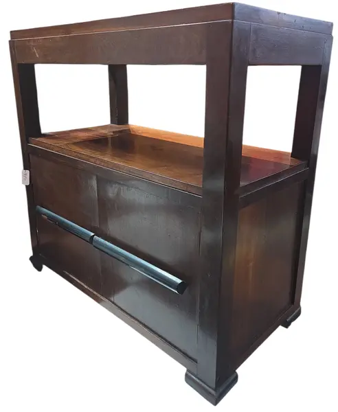 Foto de um(a) Mesa de Cabeceira em Imbuia, da categoria de Cabeceiras. Apresentamos uma peça autêntica do mobiliário brasileiro de meados do século XX. Esta mesa de cabeceira, confeccionada em... Mostrado de uma perspectiva diferente. Vendido no marketplace Trésors.