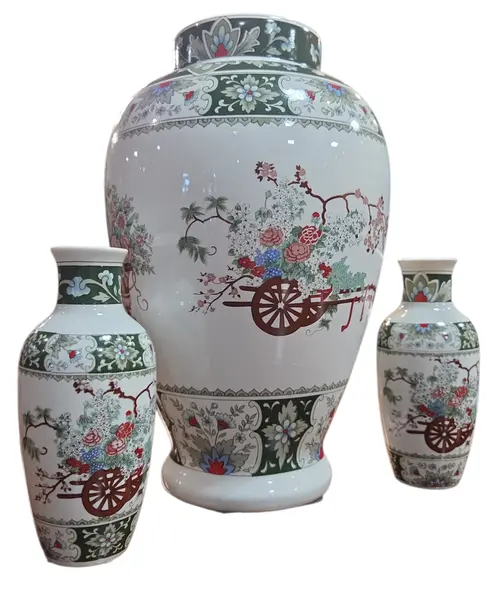 Foto de um(a) Conjunto de Vasos de Porcelana Schmidt Brasil - Estilo Oriental (3 Peças), da categoria de Vasos. Nota importante: O vaso principal possui um fio de cabelo (fissura leve) na borda superior, conforme detalhado nas fotos, o... Vendido no marketplace Trésors.