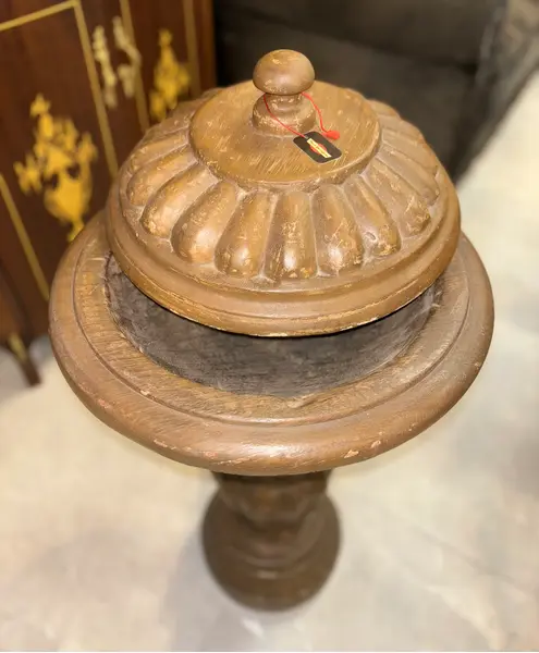 Foto de um(a) Pia batismal séc XIX, da categoria de Objetos religiosos e espirituais. Uma verdadeira relíquia! Pia batismal do século XIX, toda em madeira maciça, entalhada à mão, em estado original. Mostrado de uma perspectiva diferente. Vendido no marketplace Trésors.