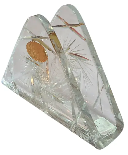 Foto de um(a) Porta-Guardanapos em Cristal Lapidado Santa Catarina, da categoria de Guardanapos de jantar. Peça clássica de mesa posta em cristal de alta qualidade, com lapidação tradicional em relevo. Produzido pela renomada marca... Vendido no marketplace Trésors.