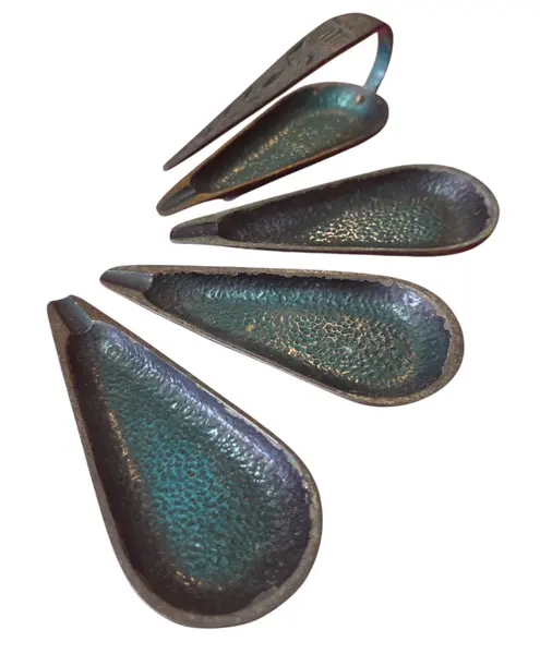 Foto de um(a) Cinzeiro Israelense em Relevo, da categoria de Cinzeiros. Uma peça que é pura história. Este cinzeiro traz gravuras detalhadas em alto-relevo que homenageiam os marcos históricos de... Mostrado de uma perspectiva diferente. Vendido no marketplace Trésors.