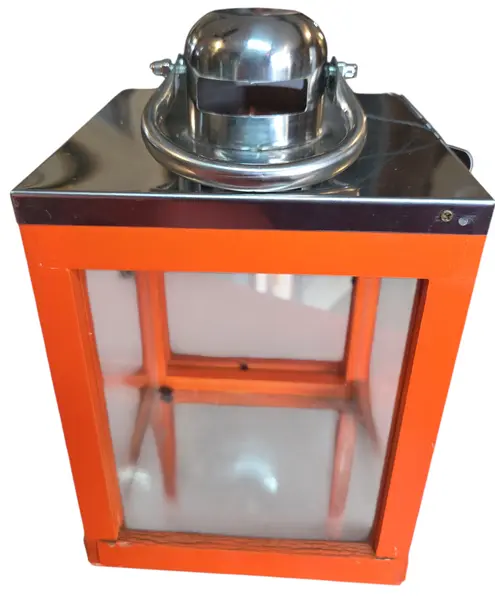 Foto de um(a) Pequena Lanterna Decorativa Porta-Velas em Madeira Laranja e Aço Inox, da categoria de Sinalizadores. Adicione um toque de sofisticação e cor ao seu ambiente com esta belíssima Lanterna Decorativa. Unindo a robustez da madeira... Mostrado de uma perspectiva diferente. Vendido no marketplace Trésors.