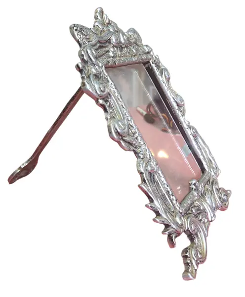 Foto de um(a) Porta-retrato em metal decorativo, da categoria de Porta retratos. Lembranças especiais pedem uma moldura à altura. Fabricado em metal de alta qualidade, este porta-retrato é o presente ideal... Mostrado de uma perspectiva diferente. Vendido no marketplace Trésors.