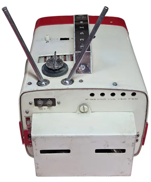 Foto de um(a) TV Antiga Portátil Sharp TRP-801 – Rara – Anos 60 – Design Space Age – Vermelha e Branca, da categoria de Outros colecionáveis. Relíquia para Colecionadores: Televisão Vintage Sharp Model TRP-801 Apresentamos a icônica Sharp TRP-801, um marco da... Mostrado de uma perspectiva diferente. Vendido no marketplace Trésors.