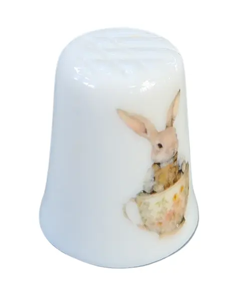 Foto de um(a) Dedal de Coleção em Porcelana – Coelhinhos e Xícara de Chá, da categoria de Outros colecionáveis. A decoração apresenta duas cenas distintas e encantadoras: de um lado, um coelhinho detalhado posando de pé; do outro, a... Mostrado de uma perspectiva diferente. Vendido no marketplace Trésors.