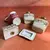 Foto de um(a) Conjunto Miniaturas de Toucador em Porcelana, da categoria de Outros modelos. conjunto VINTAGE miniaturas de peças de toucador, em porcelana policromada em tons de marsala e off, sendo os perfumeiros... Mostrado de uma perspectiva diferente. Vendido no marketplace Trésors.