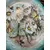 Foto de um(a) Prato de parede pintado à mão, da categoria de Pratos Decorativos. Prato de parede em porcelana, pintado à mão, assinado. Mostrado de uma perspectiva diferente. Vendido no marketplace Trésors.