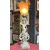 Foto de um(a) Escultura e luminária em pó de mármore representando Deusa mitológica, da categoria de Abajures. Escultura luminária em pó de mármore, representando Deusa mitológica. Mostrado de uma perspectiva diferente. Vendido no marketplace Trésors.