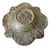 Foto de um(a) Cinzeiro em Bronze – Design Floral, da categoria de Cinzeiros. Elegância e durabilidade se unem neste cinzeiro circular em bronze trabalhado. O fundo exibe uma belíssima flor central em... Mostrado de uma perspectiva diferente. Vendido no marketplace Trésors.