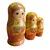 Foto de um(a) Matrioska Russa em Madeira – Conjunto com 3 Bonecas Empilháveis – Pintura Artesanal, da categoria de Bonecas. Adicione um toque de história e folclore à sua decoração com esta encantadora Matrioska (Boneca Russa). Fabricada em madeira... Mostrado de uma perspectiva diferente. Vendido no marketplace Trésors.