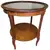 Foto de um(a) Mesa Lateral Redonda Clássica em Madeira, da categoria de Mesas laterais. Elegante mesa lateral (ou de apoio) clássico, ideal para compor salas de estar, escritórios ou recepções com um toque de... Mostrado de uma perspectiva diferente. Vendido no marketplace Trésors.