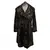 Foto de um(a) Casaco Vintage Pelo Preto, da categoria de Casacos. casaco vintage, possivelmente pelo sintético, na cor preto, botões quadrados e grande gola Veste M Medidas:Ombros 42cmBusto... Vendido no marketplace Trésors.