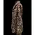 Foto de um(a) Casaco Vintage Pelúcia Onça, da categoria de Casacos. Casaco vintage, de ateliê, em pelúcia, estampa onça, forro em tom de laranja, fechamento por 4 grandes e forrados botões,... Mostrado de uma perspectiva diferente. Vendido no marketplace Trésors.