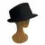 Foto de um(a) Chapéu Fedora A Época Curitiba, da categoria de Chapéus. Chapéu fedora da antiga “A Época Curitiba”, em feltro de pelo ou lã texturizada, que confere esse visual e toque pelúcia... Mostrado de uma perspectiva diferente. Vendido no marketplace Trésors.