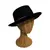Foto de um(a) Chapéu Fedora Perry Ellis, da categoria de Chapéus. Chapéu Fedora, feltro 100% lã, da marca americana Perry Ellis, foram produzidos pela marca em coleções de inverno... Mostrado de uma perspectiva diferente. Vendido no marketplace Trésors.