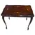 Foto de um(a) Mesa Auxiliar Clássica com Marchetaria Floral e Pés Cabriolé, da categoria de Conjunto de mesas e cadeiras. Sofisticada mesa de apoio/auxiliar em estilo clássico, perfeita para enriquecer a decoração da sala de estar, hall de... Mostrado de uma perspectiva diferente. Vendido no marketplace Trésors.