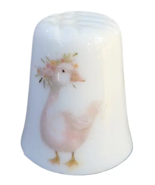 Foto de um(a) Dedal de Coleção em Porcelana Decorada – Estampa Patinhos com Laço, da categoria de Outros colecionáveis. Esta peça apresenta um acabamento vitrificado impecável e uma decoração romântica em estilo vintage. A estampa detalha... Mostrado de uma perspectiva diferente. Vendido no marketplace Trésors.