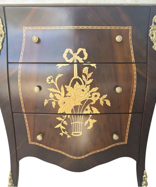 Foto de um(a) Mini Cômoda Clássica em Madeira Nobre, Marchetaria e Mármore Travertino, da categoria de Cômodas e Sapateira. Elegância Atemporal e Materiais Nobres Esta belíssima mesa de cabeceira (ou mini cômoda) é uma peça que exala o rigor e o... Mostrado de uma perspectiva diferente. Vendido no marketplace Trésors.