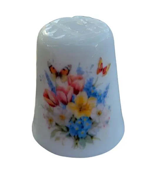 Foto de um(a) Dedal de Coleção em Porcelana – Buquê de Flores e Borboletas, da categoria de Outros colecionáveis. Este dedal em porcelana é uma peça clássica e vibrante, ideal para quem busca itens com temática de natureza e jardim. A... Vendido no marketplace Trésors.