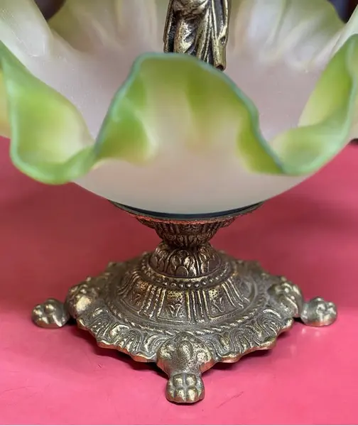 Foto de um(a) Fruteira/Centro de Mesa em bronze e vidro acetinado, da categoria de Fruteiras. Magnífica fruteira/centro de mesa em bronze maciço e vidro acetinado verde. Mede: 30x30x47cm de altura. Mostrado de uma perspectiva diferente. Vendido no marketplace Trésors.