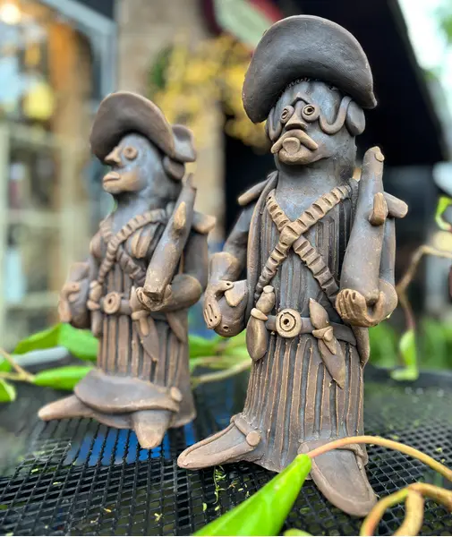 Foto de um(a) Lampião e Maria Bonita - Joel Galdino, da categoria de Escultura. Par de esculturas em barro de Joel Galdino, grande mestre da arte popular brasileira, representando Lampião e Maria Bonita.... Mostrado de uma perspectiva diferente. Vendido no marketplace Trésors.