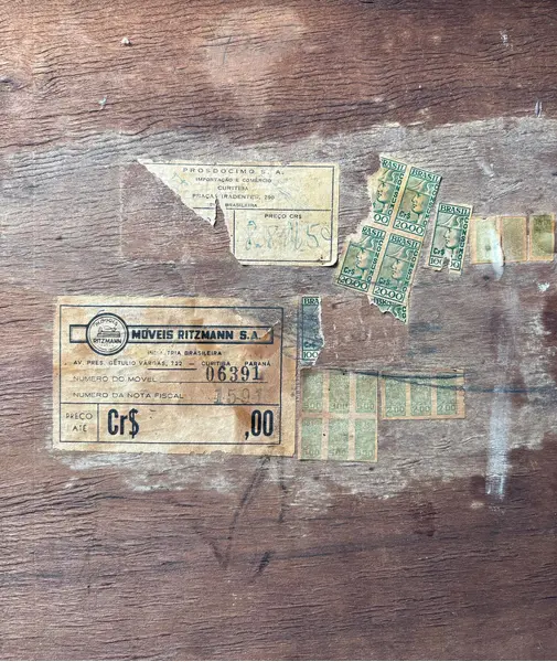 Foto de um(a) Escrivaninha Ritzmann Anos 60 - Impecável (Com Selo de Autenticidade), da categoria de Escrivaninhas e Mesas de escritório. Raridade para colecionadores e amantes do design vintage! Apresento esta escrivaninha original Ritzmann, ícone do mobiliário... Mostrado de uma perspectiva diferente. Vendido no marketplace Trésors.