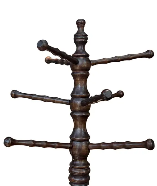 Foto de um(a) Mancebo Cabideiro de Chão em Madeira Imbuia – Estilo Clássico Torneado, da categoria de Cabideiros e porta-chapéus. Elegância e organização para o seu hall de entrada ou quarto. Este mancebo é fabricado em imbuia maciça, uma das madeiras... Mostrado de uma perspectiva diferente. Vendido no marketplace Trésors.