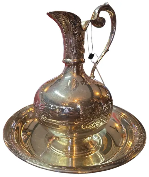 Foto de um(a) Gomil em Prata 90 - Estilo Clássico, da categoria de Acessórios para banheiro. Este magnífico conjunto de gomil e bacia em prata 90 é uma peça decorativa clássica que evoca o requinte das antigas salas... Vendido no marketplace Trésors.