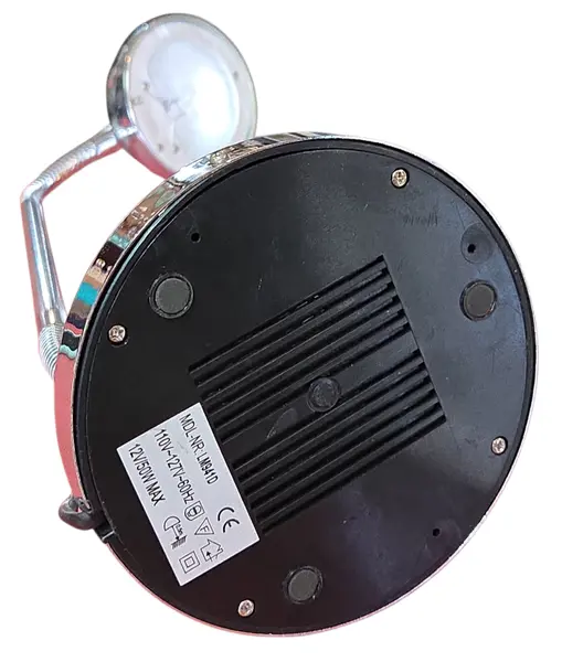 Foto de um(a) Luminária de Mesa Vintage Articulada Cromada, da categoria de Abajures. Esta luminária de mesa apresenta um acabamento cromado de alto brilho, ideal para quem busca um toque Industrial para o... Mostrado de uma perspectiva diferente. Vendido no marketplace Trésors.