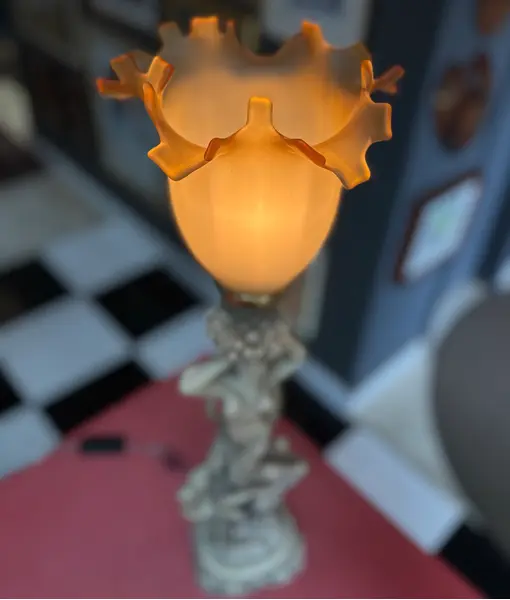 Foto de um(a) Escultura e luminária em pó de mármore representando Deusa mitológica, da categoria de Abajures. Escultura luminária em pó de mármore, representando Deusa mitológica. Mostrado de uma perspectiva diferente. Vendido no marketplace Trésors.
