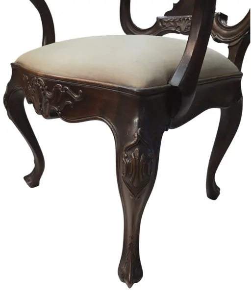 Foto de um(a) Cadeira Trono Luís XV – Espaldar Alto (83 cm) com Entalhes Manuais, da categoria de Poltronas. Exuberante Cadeira Trono Luís XV, peça de alta marcenaria que se destaca pela imponência de suas dimensões e refinamento dos... Mostrado de uma perspectiva diferente. Vendido no marketplace Trésors.